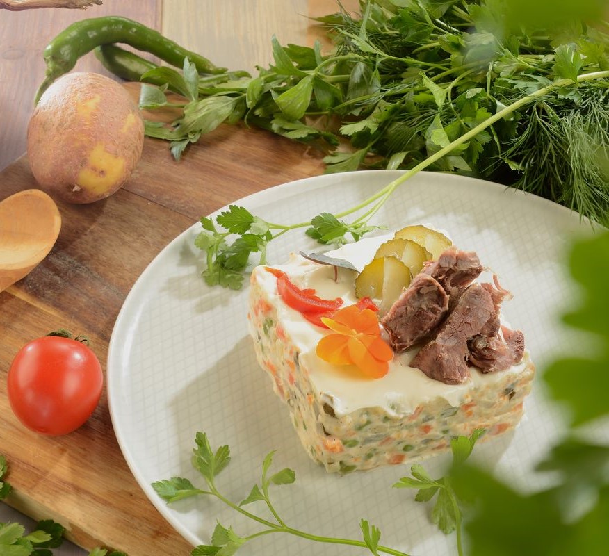 salata de boeuf de la Mântuleasa 40, unul din restaurante de la care poți comanda masa de Paște