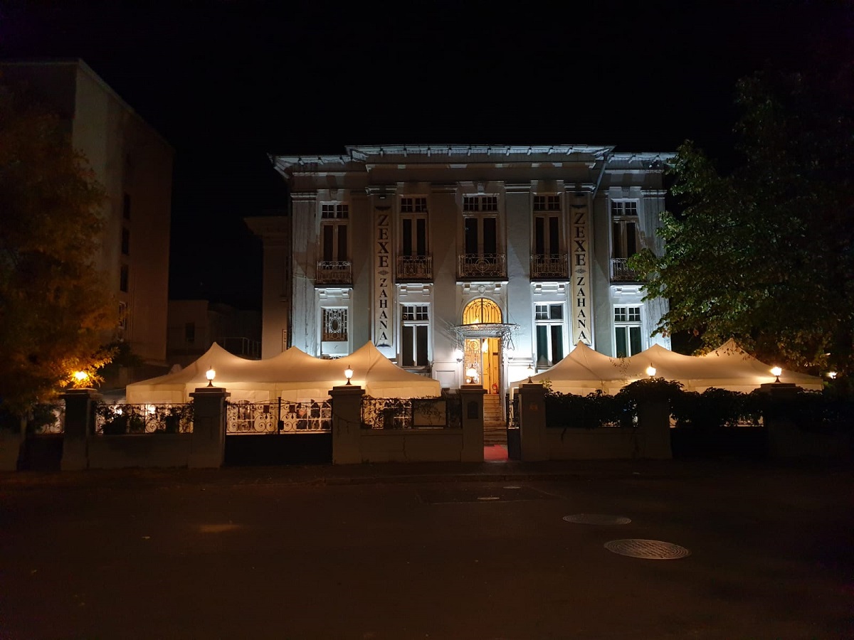 restaurantul Zexe Sofia fotografiat de la distanta, noaptea, o vila interbelica
