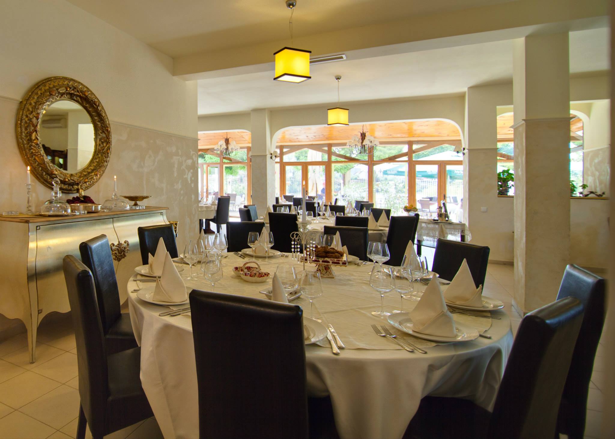 imagine din amvrosia restaurant cu specific grecesc, cu o masa mare