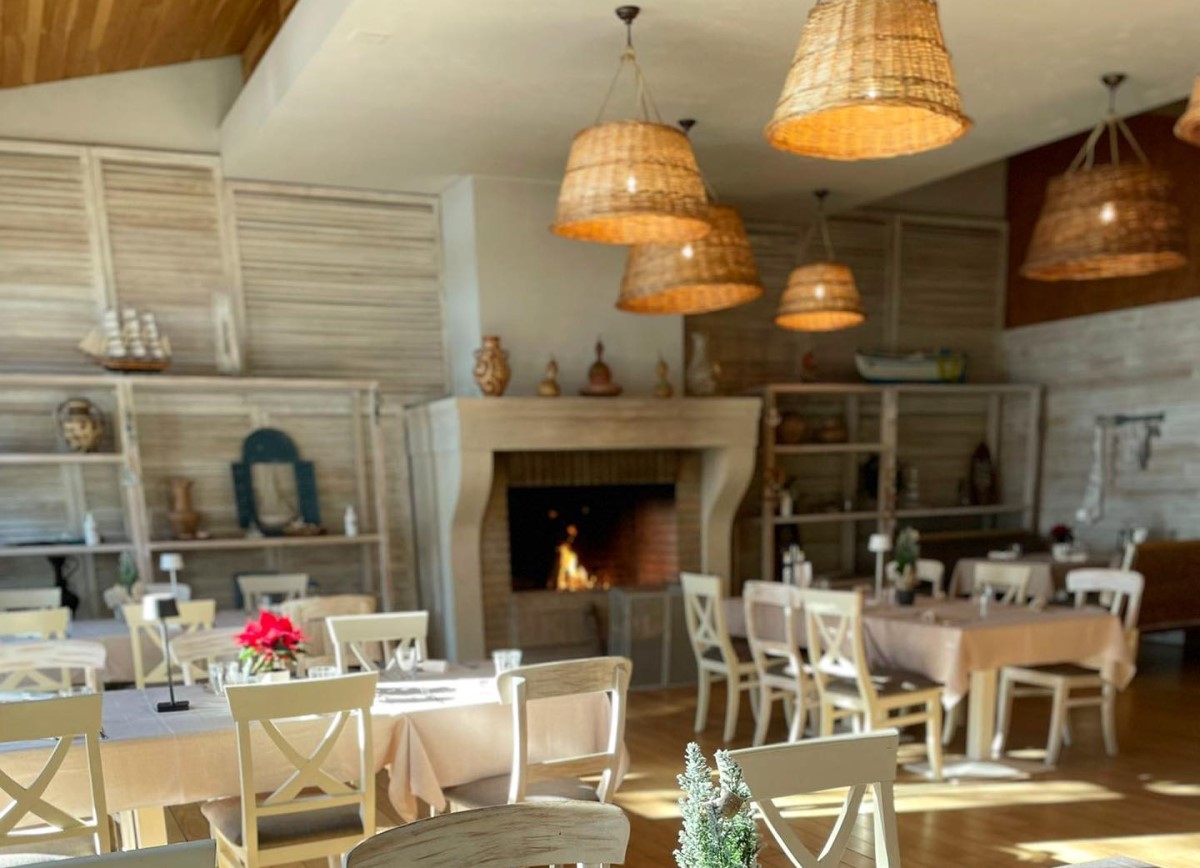 Restaurant Ancora, cu mese si scaune albe si corpuri de iluminat din impletitura in culoarea lemnului natur, unul din restaurantele cu meniuri speciale de Valentines Day