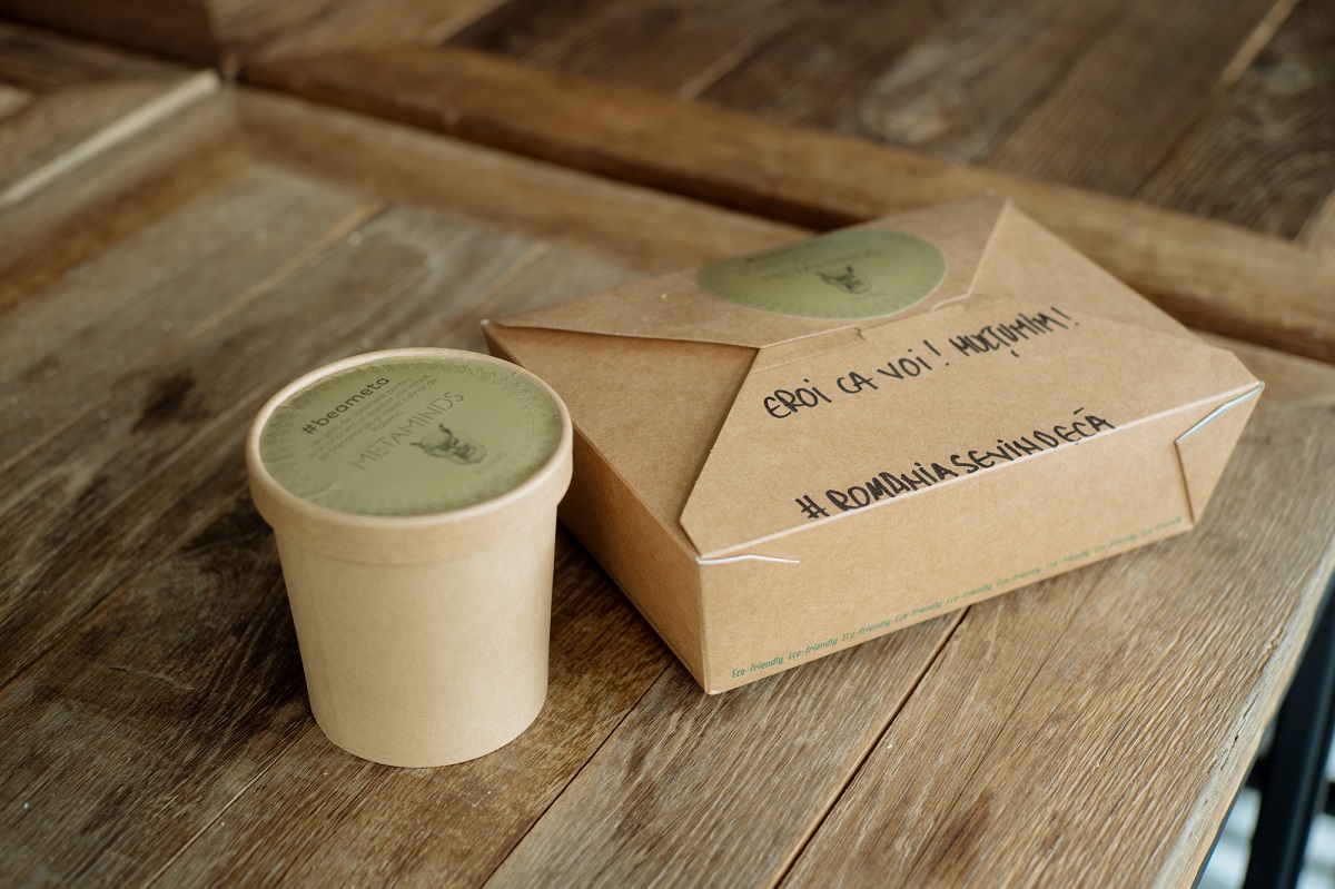 cutie cu mancare si pahar de supa donate in cadrul campanie umanitară kaiamo