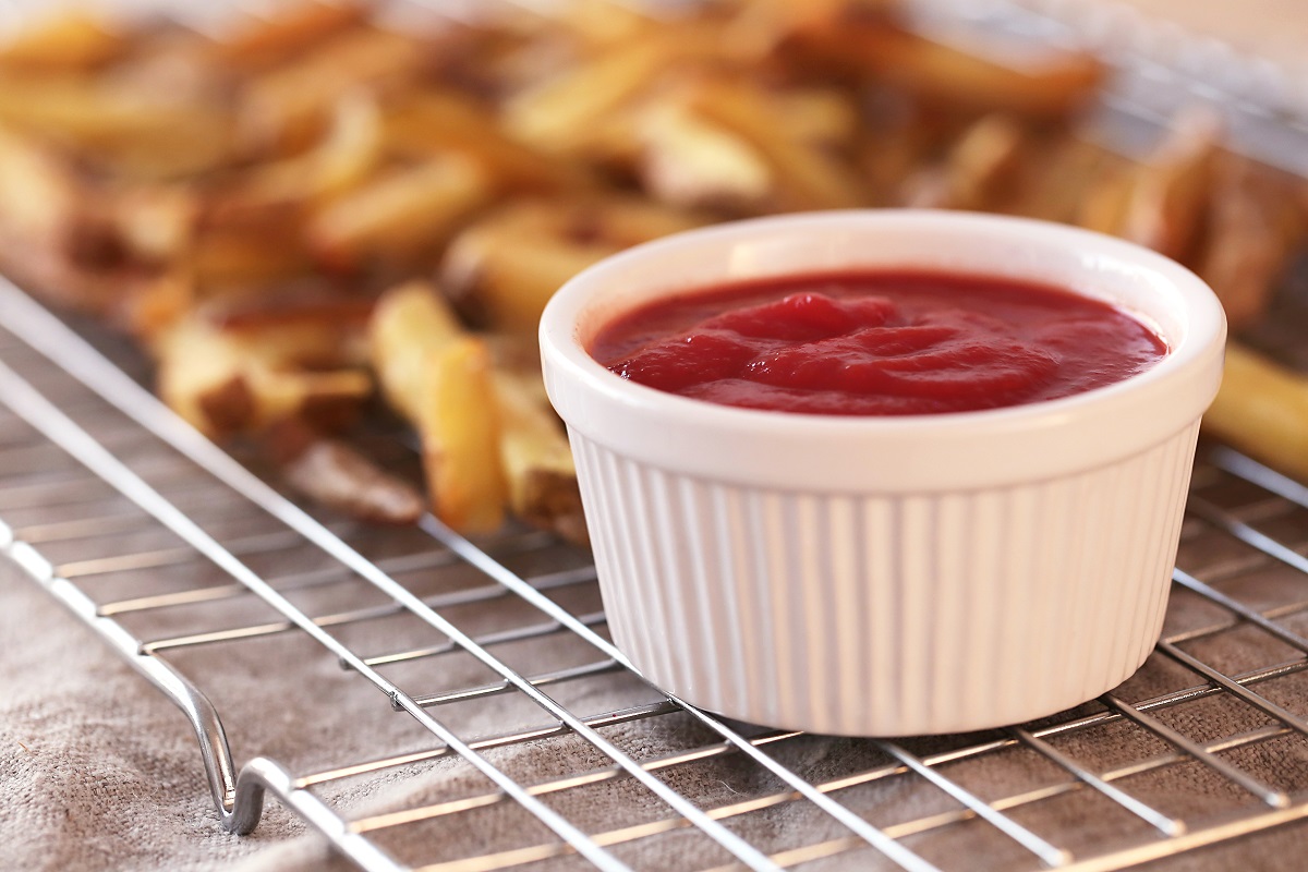 mancare nesanatoasa - cartofi prajiti cu ketchuop