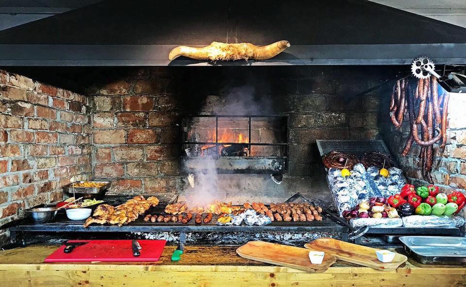 cuptor cu lemne grill si multe preparate din carne si legume pe gratas la restaurant Beraăria Cenntrală