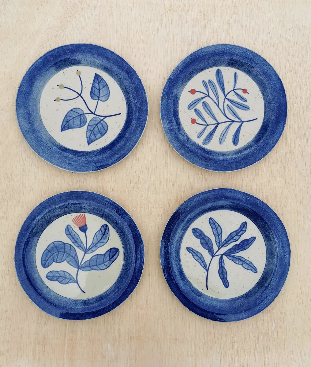 4 farfurii de la Decartis, din ceramica, cu desene florale albastre si dunga albasatra lata pe margine
