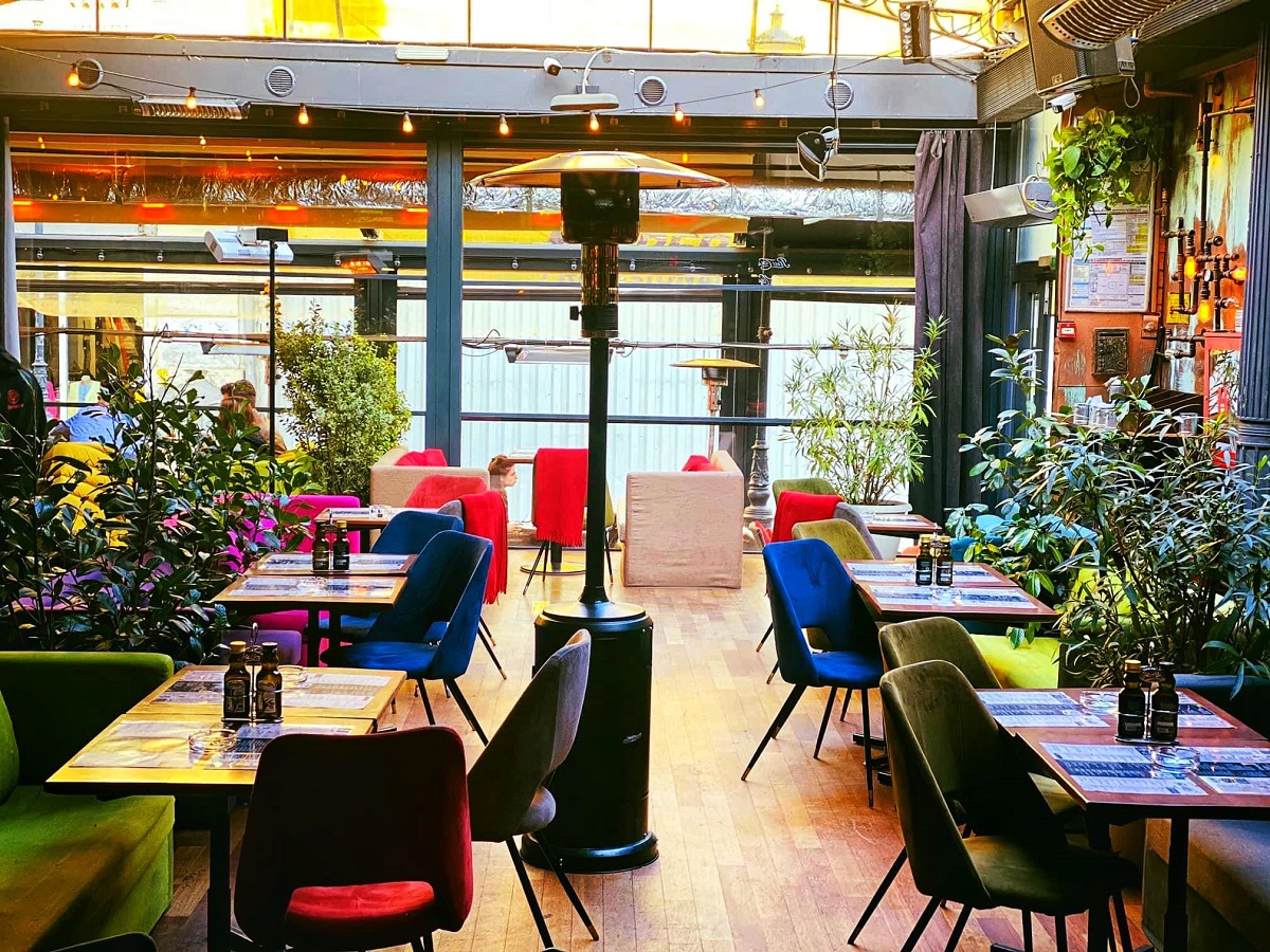 mese cu scaune colorate si incalzitor pe terasa la Freddo Bar & Lounge București