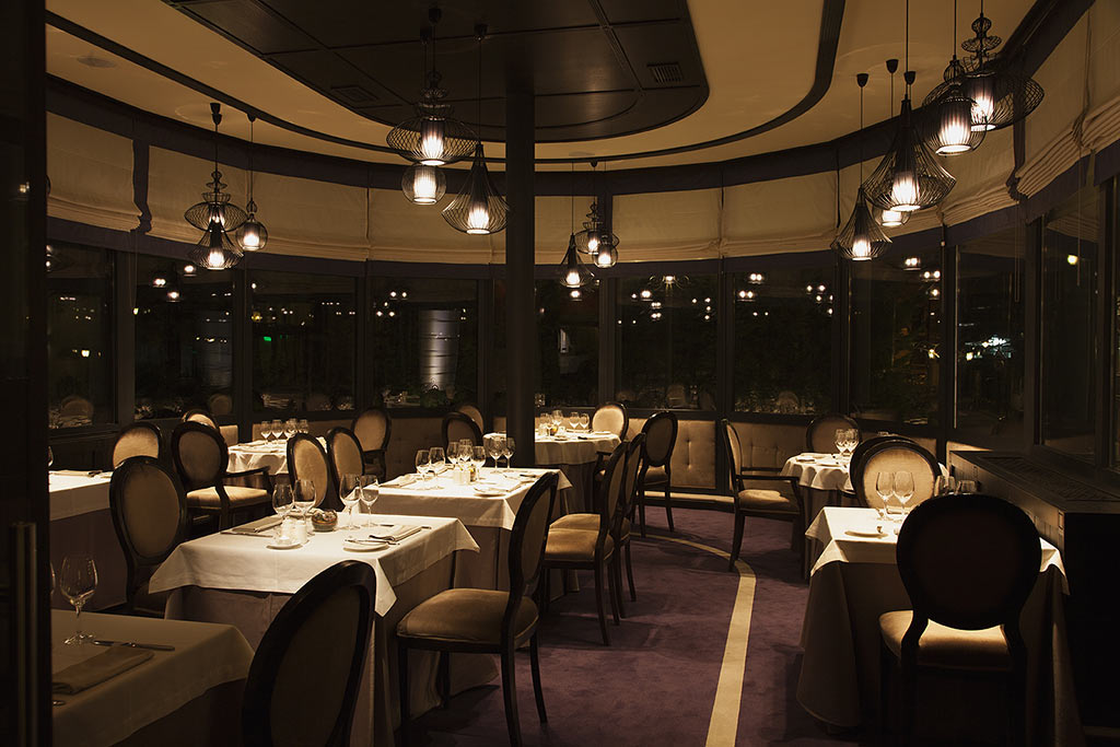 Latelier Relais & Chateaux, cu mesele fotografiate in lumina difuza, restaurant romantic, de fine dining, cu meniu de degustare