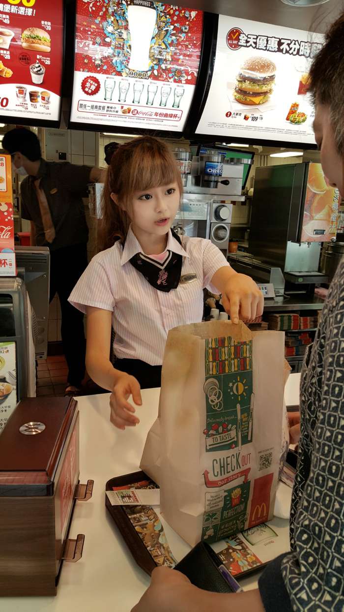 Zeita de la McDonald's, cea mai frumoasa angajata a lantului de restaurante