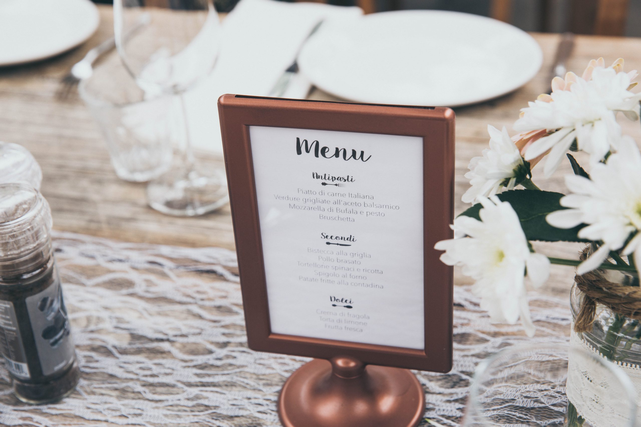 tabla de meniu de restaurant cu margini de bronz si interior alb