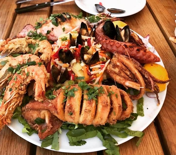 platou cu fructe de mare, calamar grill, calamar umplut, caracatita, creveti, la restaurant cu terasă nikos greek taverna bucurești