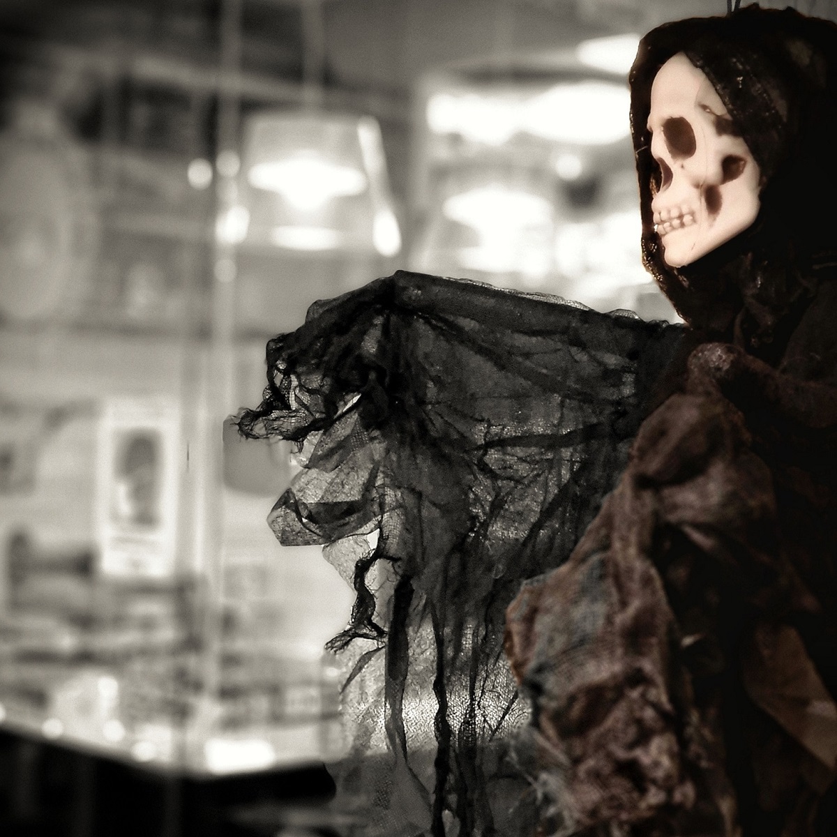 schelet imbracat cu o haina neagra, fotografiat din profil