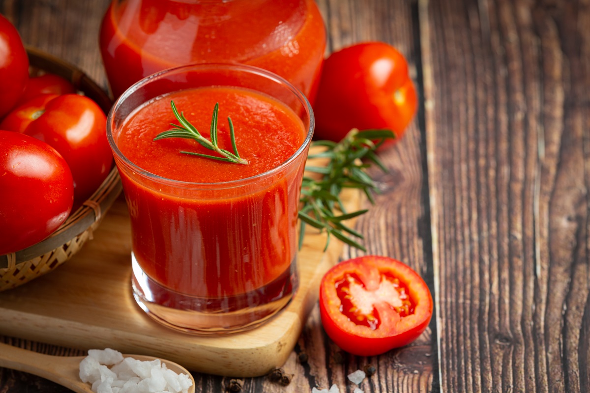 fresh tomato juice ready to serve - sucuri naturale energizate