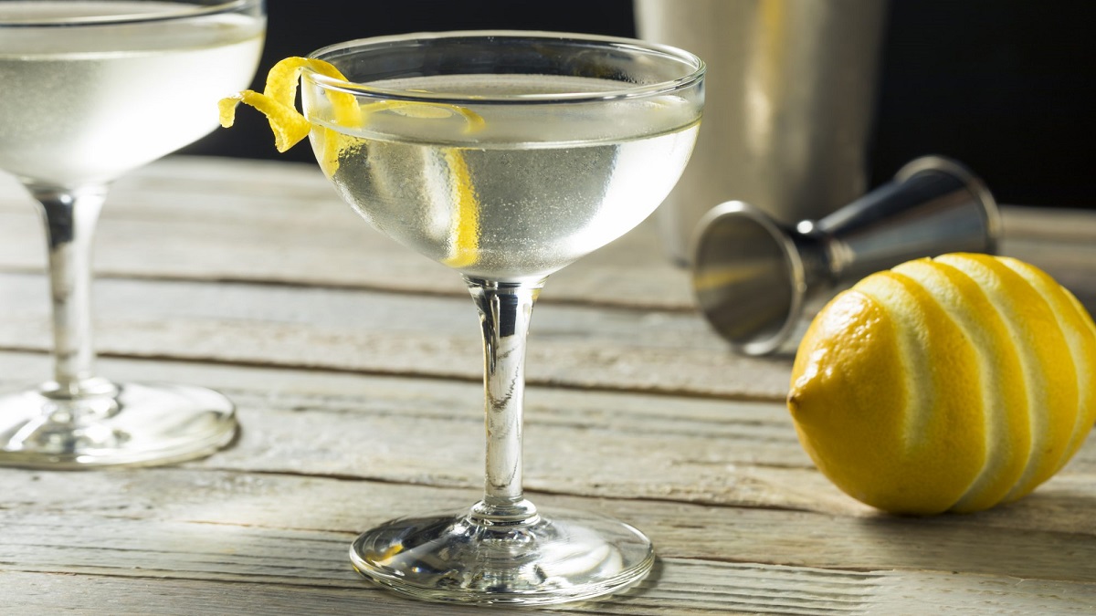 pahar de Vesper Martini cu o coaja de lamaie, unul dintre cocktailuri pe care le bea James Bond