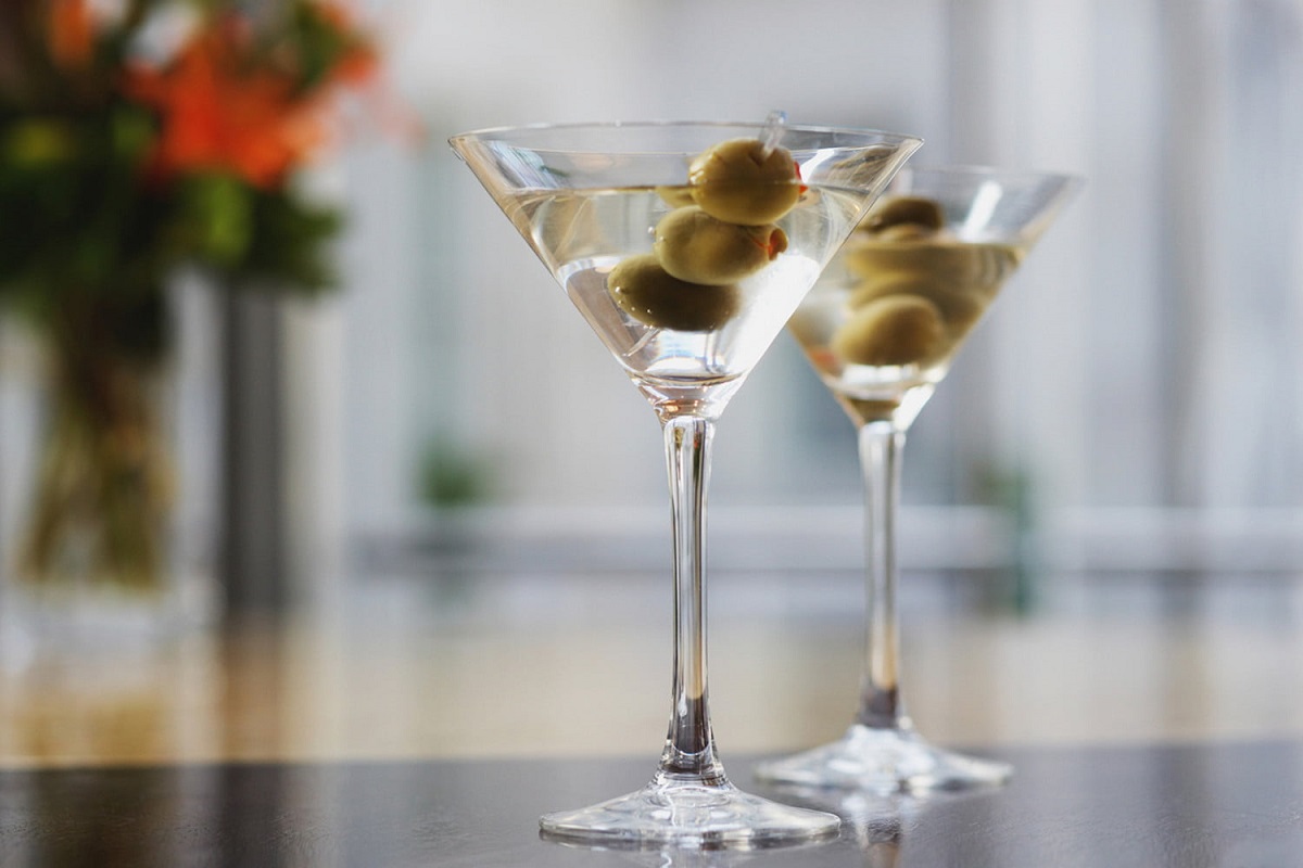 două pahare vu vodka martini cu masilne, unul dintre cocktailuri pe care le bea James Bond