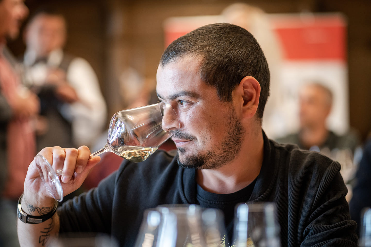 Cosmin Dragomir care degusta un pahar de vin - foto interviu Restograf Cosmin Dragomir