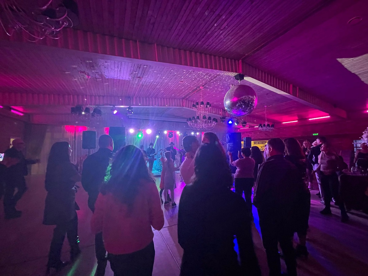 oameni care dansează la o petrecere de revelion, in lumina difuza