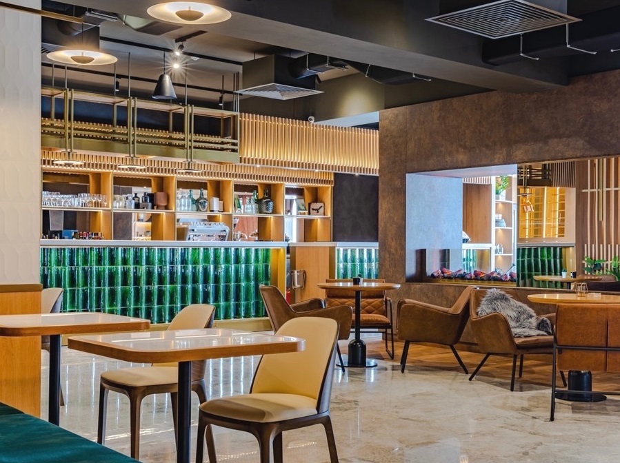restaurant cu un bar cu gresie verde moderna, mese si scaune moderne la hotel Sinaia