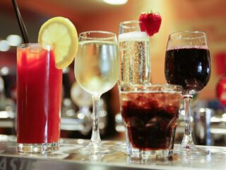 Pune la punct lista de băuturi pentru Revelion. 8 recomandări pentru marea petrecere