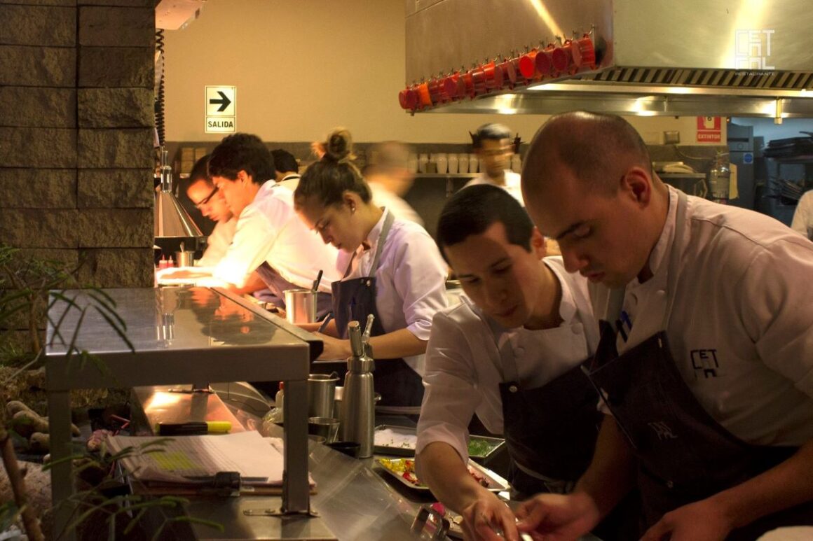 echipa chefilor a restaurantului central din Lima, unul din cele mai bune restaurante din lume