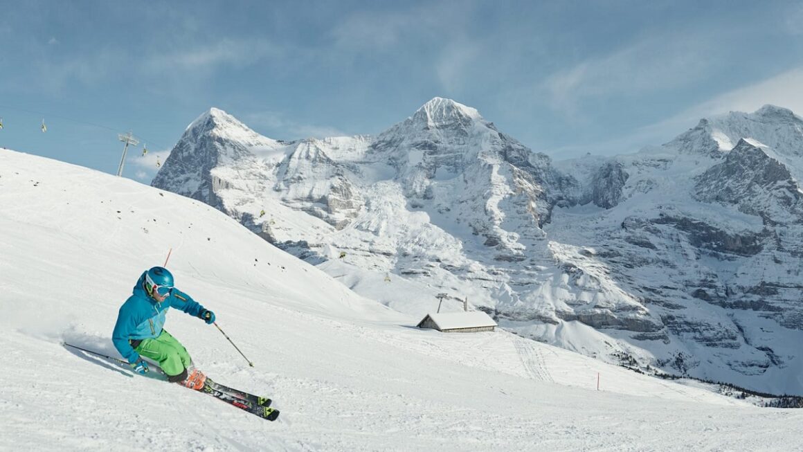 Schior care coboara in viteza o partie de pe domeniile din zona Grindelwald, Elveția, una din stațiuni de ski din Europa