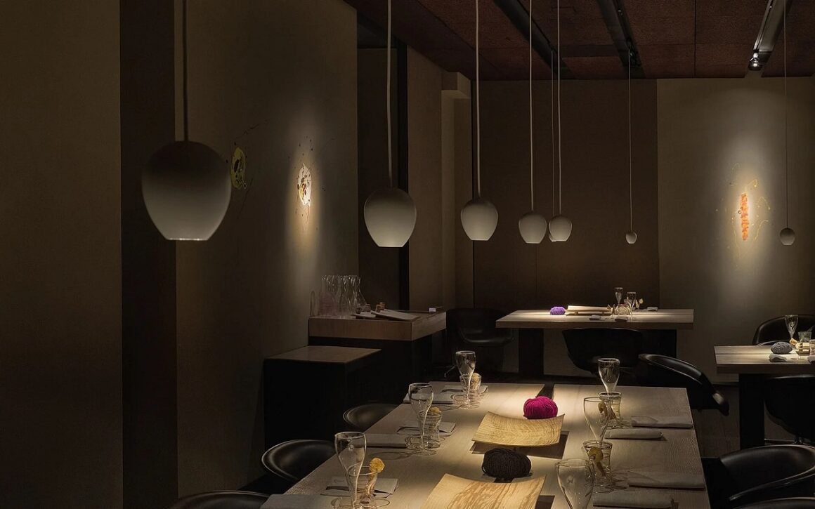interiorul minimalist si elegant al restaurantului Le Calandre din Rubano, in lumina difuza - unul din cele mai bune restaurante din lume