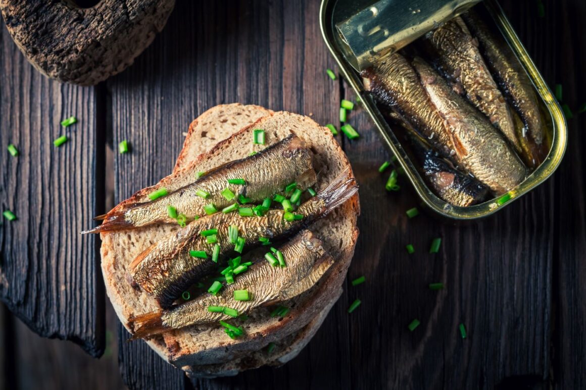 Sandwich cu sardine, chive și paine integrala - unul din tipurile de tapas spaniole