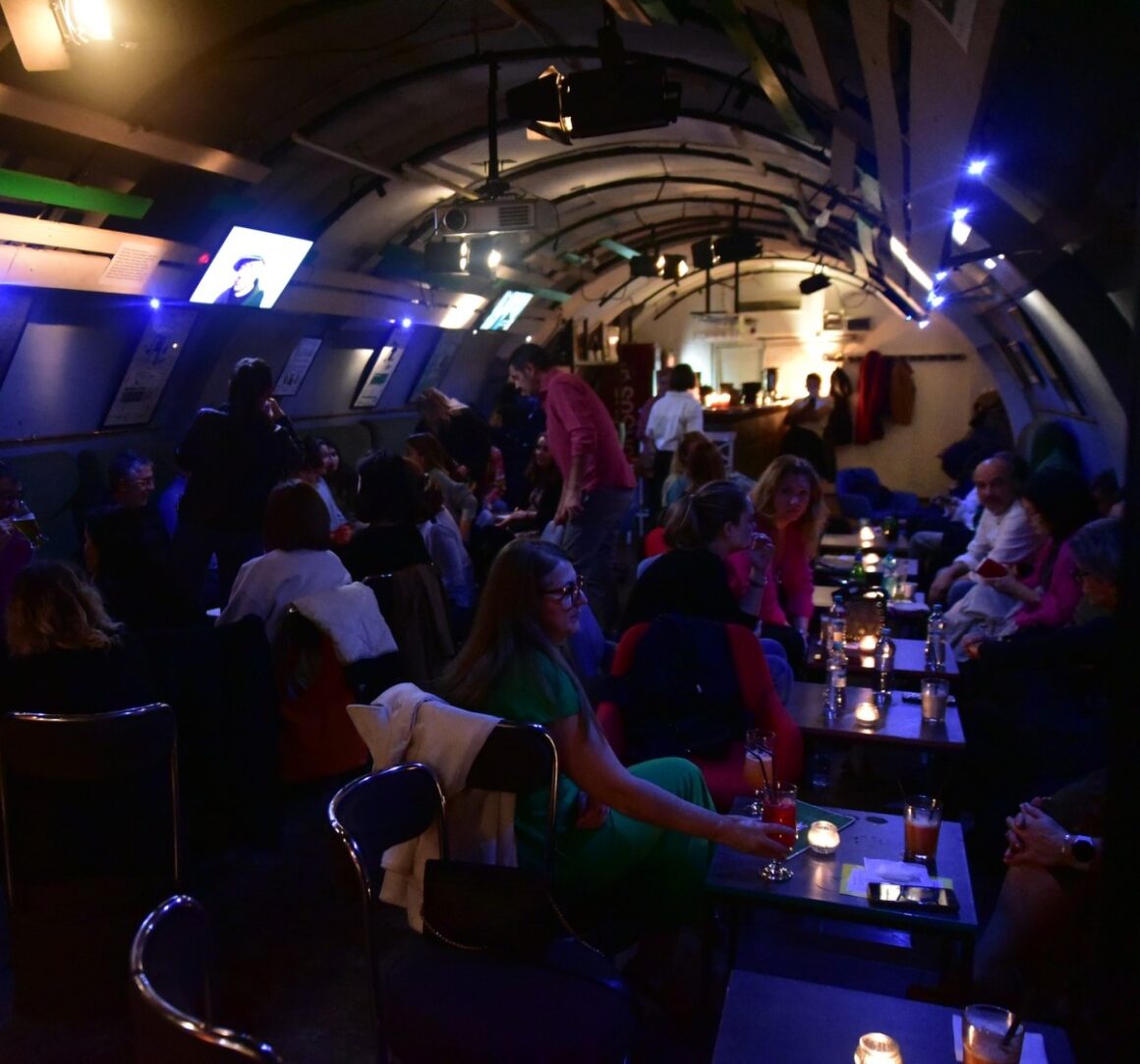 Clubul Green Hours plin de clienti la mese, in lumina difuza - unul din localuri cu muzică jazz din București