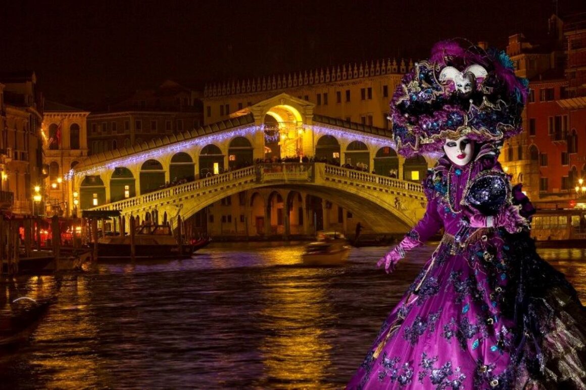 O femeie purtând mască în timpul Carnavalului de la Veneția