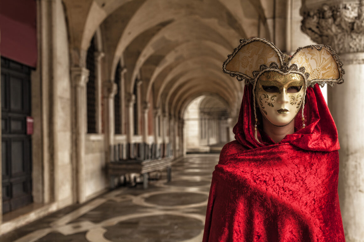 O femeie purtând o mască misterioasă, în timpul Carnavalului de la Veneția
